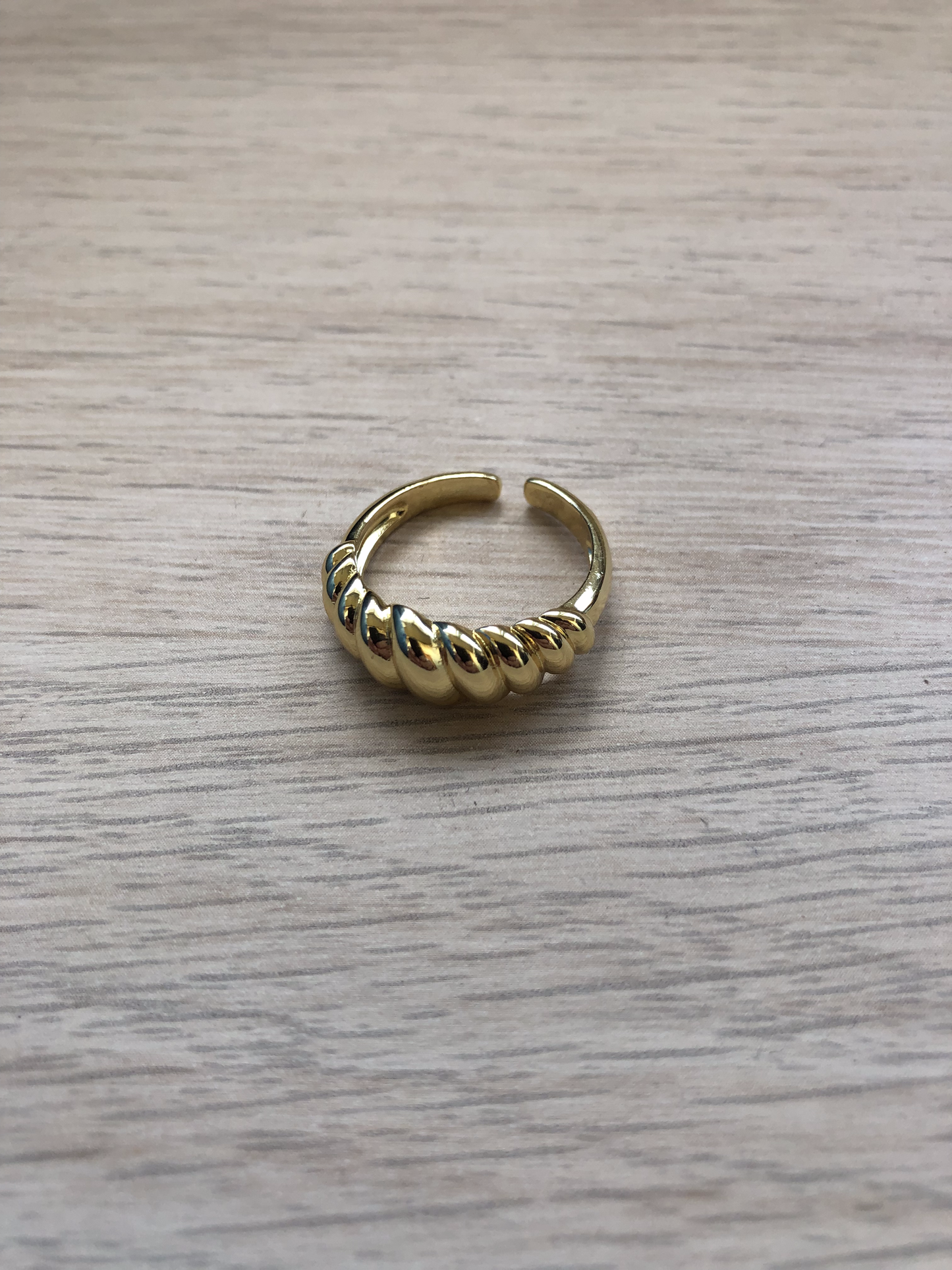 Anello a forma di croissant in colore oro