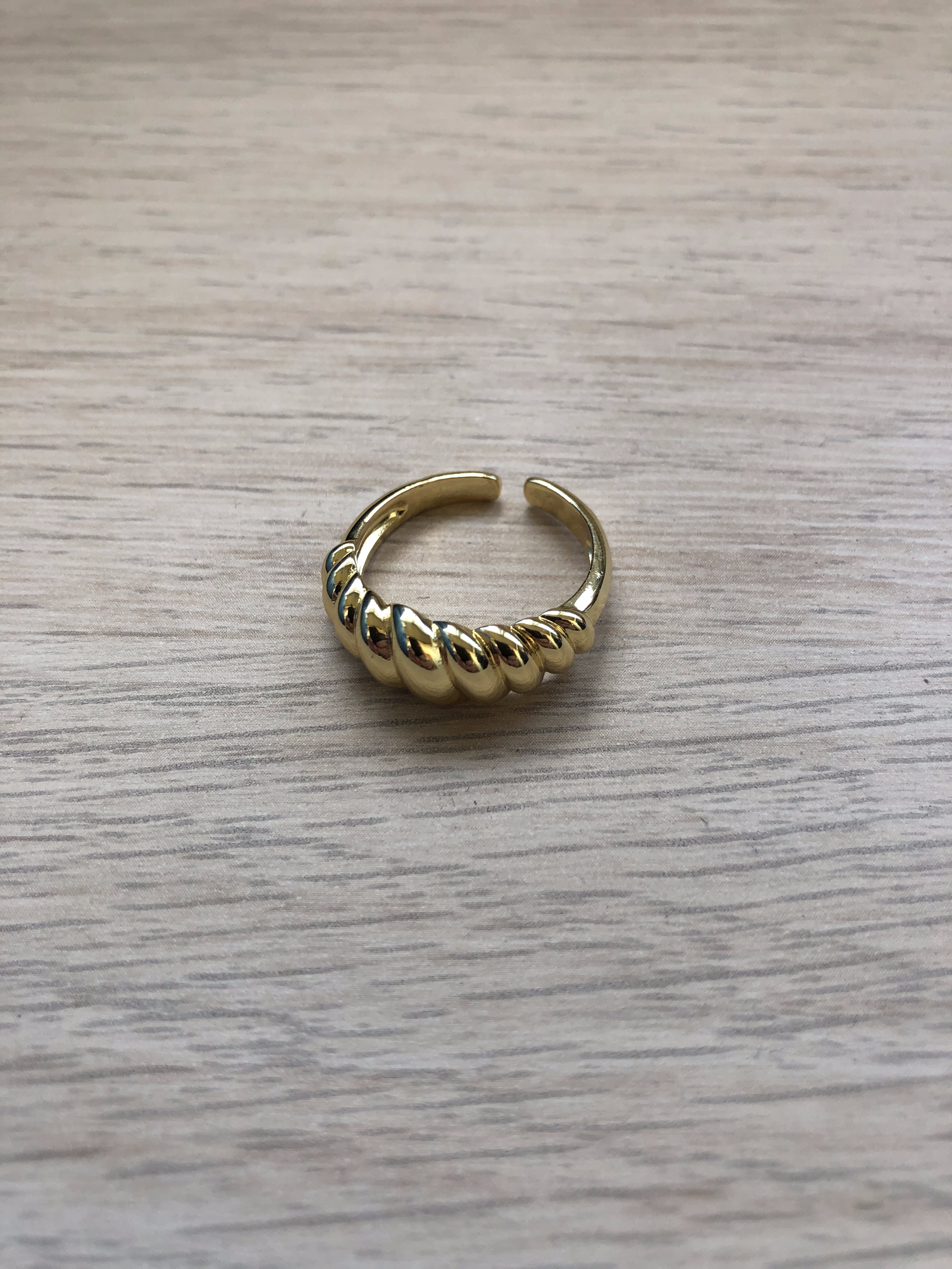 Anello a forma di croissant in colore oro