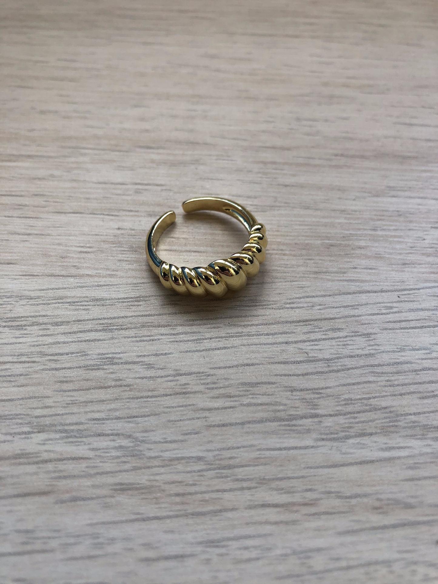 Anello a forma di croissant in colore oro